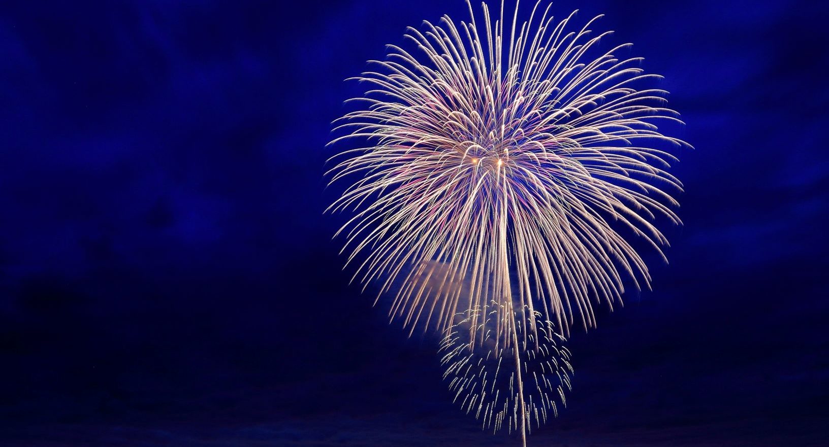 Christoph Vogt von der FORMAT Asset Management in Hamburg zeigt Feuerwerk zur Verabschiedung des Jahres 2020. Nur wenige werden dieses Jahr vermissen.