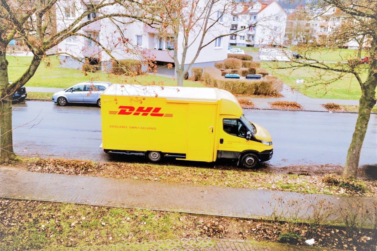 Aktienanalyse Ein Lieferwagen von DHL im Einsatz. Die Deutsche Post verdient in der Corona Krise so viel nie zuvor.